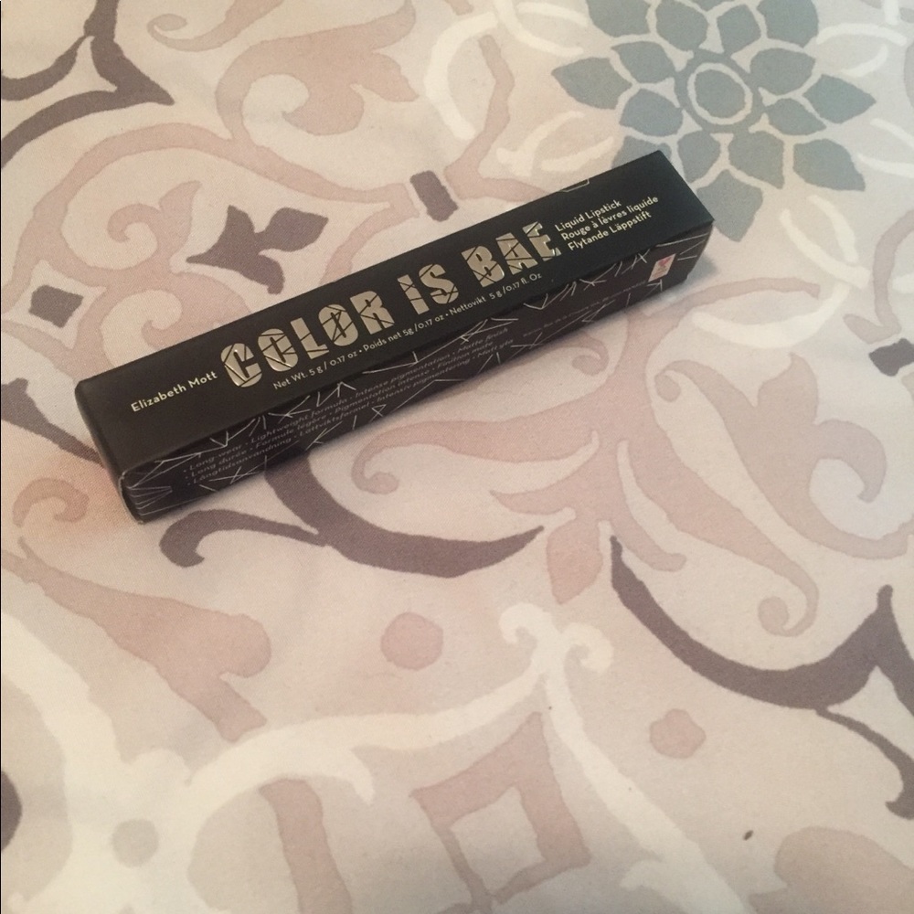 Elizabeth Matt liquid lipstick ‘Moxie Mauve’